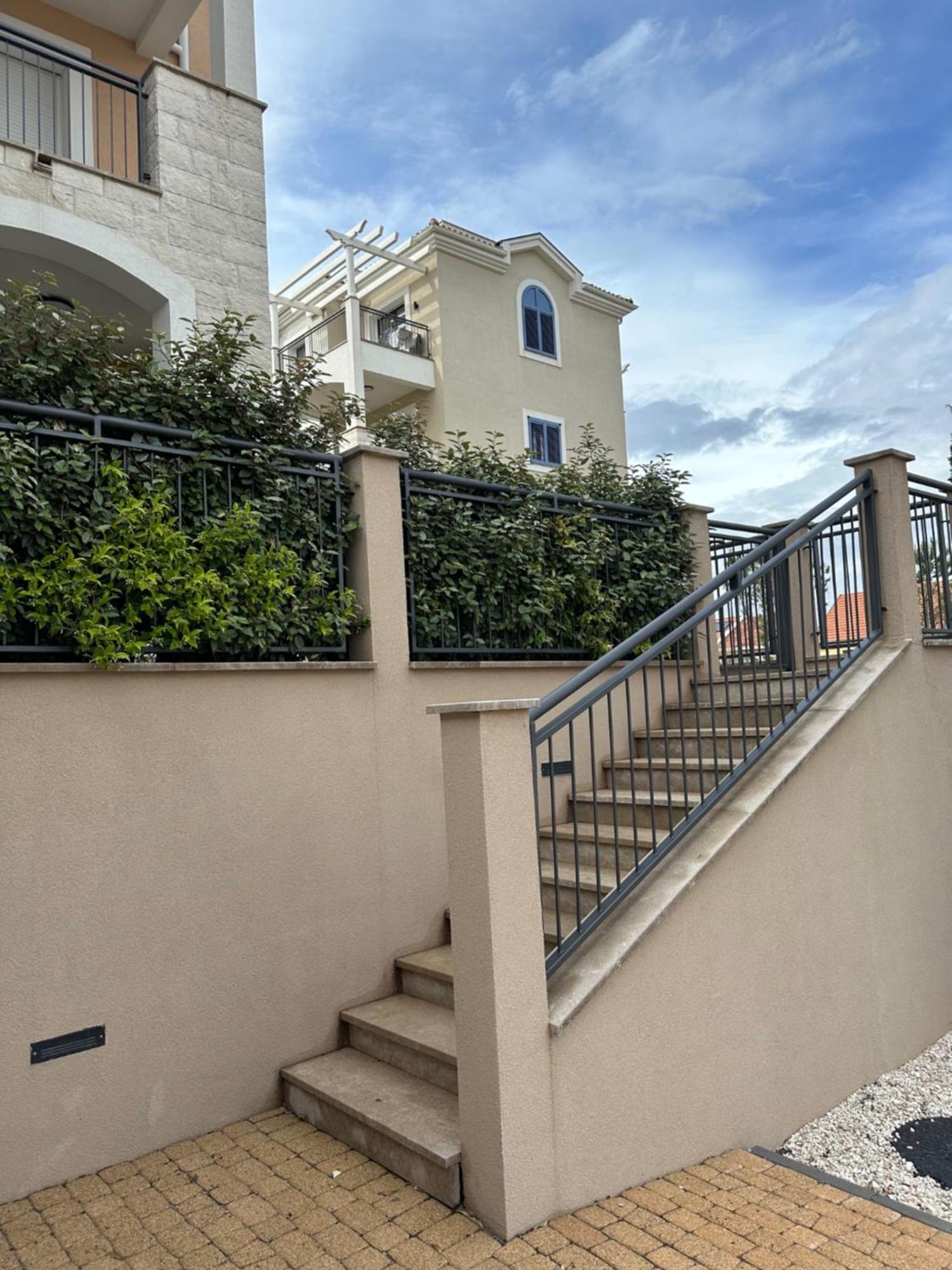 Апартаменти Lustica Bay Garden Apartment,