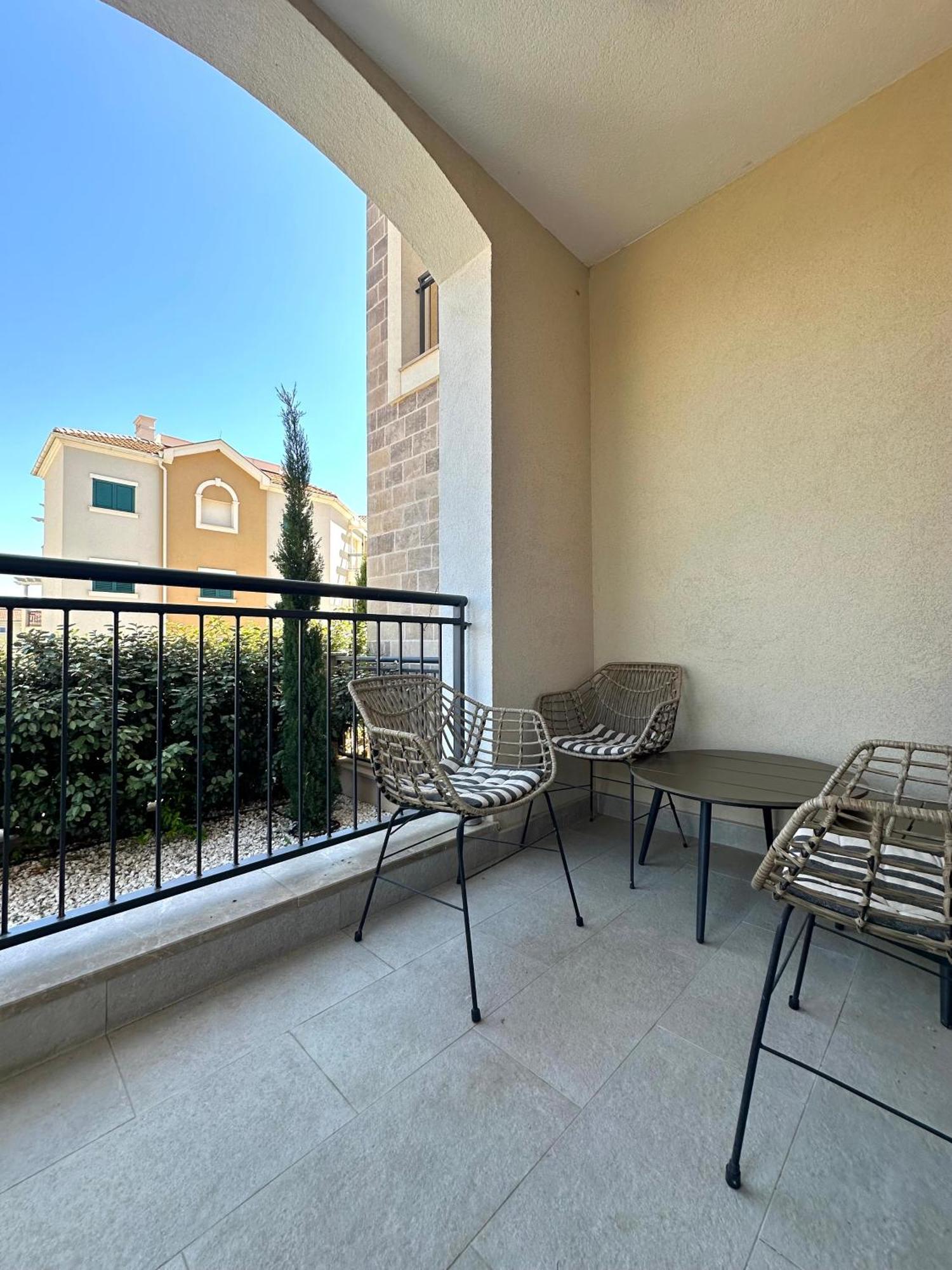 Lustica Bay Garden Apartment, Апартаменти *